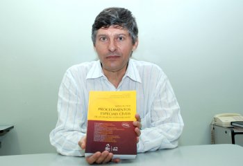 Docente publica resumo de mestrado em livro de Direito